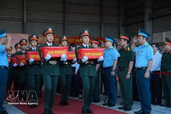 El 21 de octubre de 2026, se trasladan muestras de los restos de mártires de guerra a una aeronave militar para su transporte a Hanói. (Foto: VNA)