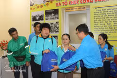Dirigentes del Centro de Consultoría y Apoyo a los Trabajadores del Sindicato de Ciudad Ho Chi Minh entregan obsequios a conductores de plataformas digitales en situación difícil. (Foto: VNA)