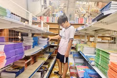 Un alumno busca libros de texto. (Foto: VNA)