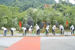 La empresa DACE, en coordinación con el Comité Popular de la comuna de Dong Khe, celebra la ceremonia de inauguración de la construcción de la planta de procesamiento, conservación y exportación de especias orgánicas DACE Cao Bang. (Foto: VNA)