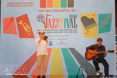 Artistas actúan en la presentación del proyecto del Festival Internacional de Jazz de Hanói 2026. (Foto: VNA)