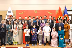 El presidente de la Asamblea Nacional de Vietnam, Tran Thanh Man, junto a compatriotas asentados en Corea del Sur. (Foto: VNA)