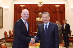 El secretario general del Partido Comunista de Vietnam y presidente del país, To Lam (derecha), recibe al presidente de la FIFA, Gianni Infantino. (Foto: VNA)