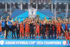 El presidente de la FIFA, Gianni Infantino, entrega el trofeo de campeón de la Copa de la Asean a la selección de Vietnam. (Foto: VNA)