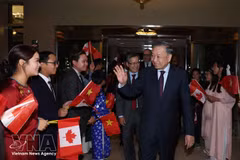 Funcionarios y personal de la Embajada y representantes de la comunidad vietnamita en Canadá dan la bienvenida al máximo dirigente To Lam. (Foto: VNA)
