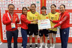 Jugadoras vietnamitas de sepak takraw reciben bonificaciones de los dirigentes de la delegación deportiva vietnamita. (Foto: VNA)