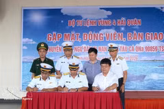 Las autoridades de la Región Naval 4, en coordinación con representantes del gobierno local de Da Nang, la Guardia Fronteriza y las familias, completan los trámites y entregan a los 32 pescadores conforme a la normativa vigente. (Foto: VNA)
