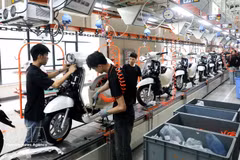 Línea de producción en la planta de fabricación inteligente de Yadea Vietnam, con una inversión de más de 100 millones de dólares, ubicada en el Parque Industrial Tan Hung, provincia de Bac Ninh. (Foto: VNA)