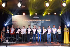 El equipo de filmación y los patrocinadores en el evento (Foto: VNA)