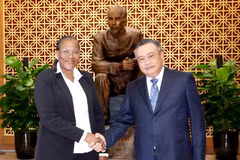 El miembro del Buró Político y jefe de la Comisión de Control Disciplinario del PCV, Tran Sy Thanh, recibe a Ana Comoana, miembro del Buró Político y jefa de la Comisión de Control Disciplinario del Comité Central de FRELIMO. (Foto: VNA)