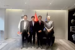 El embajador vietnamita en Corea del Sur, Vu Ho (segundo desde la derecha), junto a directivos de la empresa Jeju Semiconductor y socios. (Foto: Embajada de Vietnam en Corea del Sur)