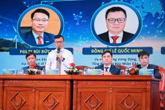 Le Quoc Minh, miembro del Comité Central del Partido Comunista de Vietnam (PCV), presidente-editor del periódico Nhan Dan, subjefe de la Comisión de Propaganda y Movilización de Masas del Comité Central del PCV y titular de la Asociación de Periodistas del país, preside el evento (Foto: Nhan Dan)