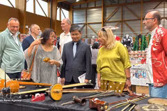 Los delegados aprenden sobre instrumentos musicales tradicionales vietnamitas, que se exhiben en el 4º Festival de Japón de Maintenon-Pierres. (Foto: VNA)