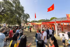 Amigos internacionales asisten a la inauguración del stand vietnamita en el Festival de Prensa Avante 2026.