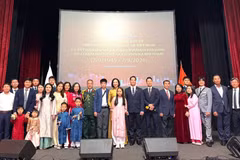 Funcionarios de la embajada de Vietnam en Bulgaria posan para una foto conmemorativa. (Foto: Embajada de Vietnam en Bulgaria)