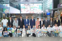 La concursante Hoang Ngoc Han, de 13 años (segunda por la izquierda en la primera fila), con su pintura ganadora junto a otros premiados del concurso. (Foto: VNA)