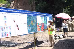 Representantes del equipo de gestión de campo del Programa Nacional de Desminado de Laos informaron sobre la situación, los procedimientos técnicos y los resultados destacados de las labores de prospección y desminado en la provincia de Luang Prabang.
