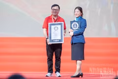 Le Quoc Minh, miembro del Comité Central del Partido Comunista de Vietnam, presidente-editor del periódico Nhan Dan, subjefe de la Comisión de Propaganda del Comité Central del Partido y presidente de la Asociación de Periodistas de Vietnam, recibe el certificado del récord mundial Guinness. (Foto: Minh Duy)