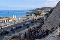 Inmigrantes cruzan ilegalmente la frontera para entrar en Ceuta, territorio español en el norte de África, el 30 de julio de 2026. (Foto: Xinhua)