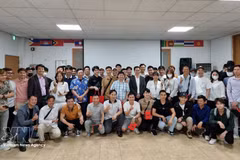 Trabajadores vietnamitas en Changwon (Corea del Sur) posan para una foto conmemorativa con representantes de los organizadores y patrocinadores en una sesión de consulta sobre capacitación jurídica. (Foto: VNA)