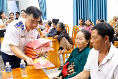 El Mando de la Región 3 de la Guardia Costera entrega la bandera nacional a los pescadores del barrio de Tien Thanh (provincia de Lam Dong). (Fuente: VNA)