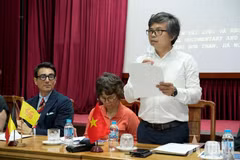 El subdirector general encargado del Estudio Central de Cine Documental y Científico, Trinh Quang Tung, habla en la rueda de prensa. (Foto: qdnd.vn)