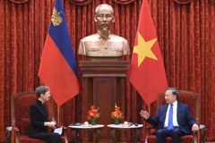 El secretario general del PCV y presidente de Vietnam, To Lam, recibe a la primera ministra de Liechtenstein, Brigitte Haas. (Foto: Nhan Dan)