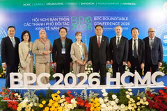 Los jefes de las delegaciones participantes en la Conferencia de Mesa Redonda de las Ciudades Socias Comerciales (BPC) de 2026 durante el evento. (Foto: VNA)