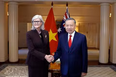 El secretario general del Partido Comunista y presidente de Vietnam, To Lam, y la gobernadora general de Australia, Sam Mostyn. (Foto: VNA)