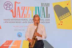 El artista Quyen Van Minh actúa en el programa de presentación del proyecto del Festival Internacional de Jazz de Hanoi 2026 (Hanoi Jazztival 2026). Foto: VNA