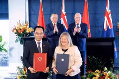 El secretario general del Partido Comunista y presidente de Vietnam, To Lam, y el primer ministro de Nueva Zelanda, Christopher Luxon, presencian el intercambio de documentos de cooperación entre ambos países. (Foto: VNA)