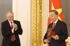 El Artista del Pueblo de Rusia Valery Gergiev, presidente del Jurado del Premio Internacional de la Paz Lev Tolstói, entrega el Premio Internacional de la Paz Lev Tolstói 2026 al secretario general del Partido Comunista y presidente de Vietnam, To Lam. (Foto: Thong Nhat/VNA)