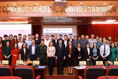 Los delegados posan para una foto de recuerdo durante la reunión. 