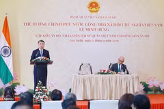 El primer ministro Le Minh Hung se reúne en Nueva Delhi con el personal de la Embajada de Vietnam y de las oficinas de representación del país. (Foto: VNA)