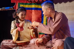 A los jóvenes les encanta aprender sobre instrumentos musicales de la mano de los artesanos. (Foto: VNA)