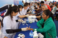 Los residentes del barrio de Dong Gia Nghia participan en revisiones médicas durante un programa gratuito de detección de enfermedades. (Foto: VNA)