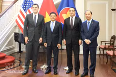 El viceprimer ministro Nguyen Van Thang con líderes del Departamento de Comercio de Estados Unidos, incluyendo al subsecretario Jeffrey Kessler y al subsecretario William Kimmitt (Foto: VNA)