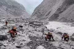 Los equipos de rescate trabajan en el lugar de la devastación causada por las inundaciones repentinas y los deslizamientos de tierra en el condado de Jilong, Región Autónoma del Tíbet, China, el 29 de agosto de 2026. (Foto: Xinhua/VNA)
