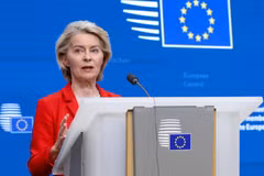 La presidenta de la Comisión Europea, Ursula von der Leyen, habla en una conferencia de prensa en Bruselas, Bélgica. (Foto: Xinhua/VNA)
