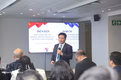 El vicepresidente de la Asamblea Nacional de Vietnam, Nguyen Hong Dien, responde a las preguntas de los delegados. (Foto: VNA)