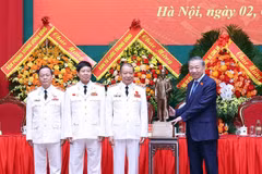 El secretario general del PCV y presidente de Vietnam, To Lam, regala una estatua del Presidente Ho Chi Minh a la Asociación de Veteranos de la Seguridad Pública Popular. (Foto: VNA)