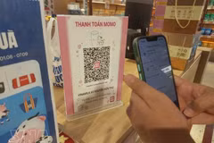 Un cliente realiza un pago mediante código QR. (Foto: VNA)