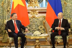 El secretario general del Partido Comunista y presidente de Vietnam, To Lam (izquierda), se reúne con el presidente ruso, Vladimir Putin. (Foto: VNA)