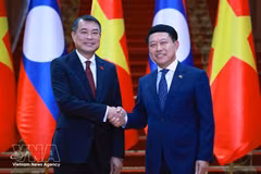 El primer ministro de Vietnam, Le Minh Hung, y su homólogo laosiano, Saleumxay Kommasith. (Foto: VNA)