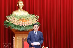 El miembro del Buró Político y permanente del Secretariado del Comité Central del Partido Comunista de Vietnam, Tran Cam Tu, habla en la reunión. (Foto: VNA)