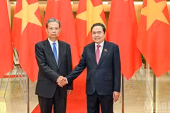 El presidente de la Asamblea Nacional de Vietnam, Tran Thanh Man (derecha), y el titular del Comité Permanente de la Asamblea Popular Nacional de China, Zhao Leji, se reúnen en Hanói, el 31 de agosto de 2025. (Foto: Nhan Dan)
