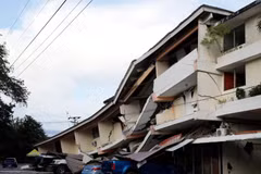 Un edificio se derrumbó y varios vehículos resultaron dañados tras un terremoto en Penonome, provincia de Coclé, en el centro de Panamá, el 9 de octubre de 2026. (Foto: Xinhua/VNA)