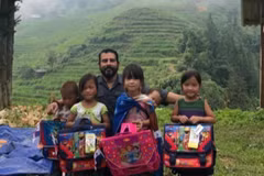 El exembajador de Panamá Servio S. Samudio posa para una foto con niños de las zonas montañosas de Vietnam. (Foto: VNA)