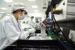 Fabricación de componentes electrónicos en la empresa Star Engineers Vietnam, situada en el Parque Industrial de Binh Xuyen, provincia de Phu Tho. (Foto: VNA)