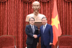 El secretario general del Partido Comunista de Vietnam y presidente de la República, To Lam (derecha), y el presidente del Consejo de Administración del Banco de Cooperación Internacional de Japón, Maeda Tadashi. (Foto: Nhan Dan)